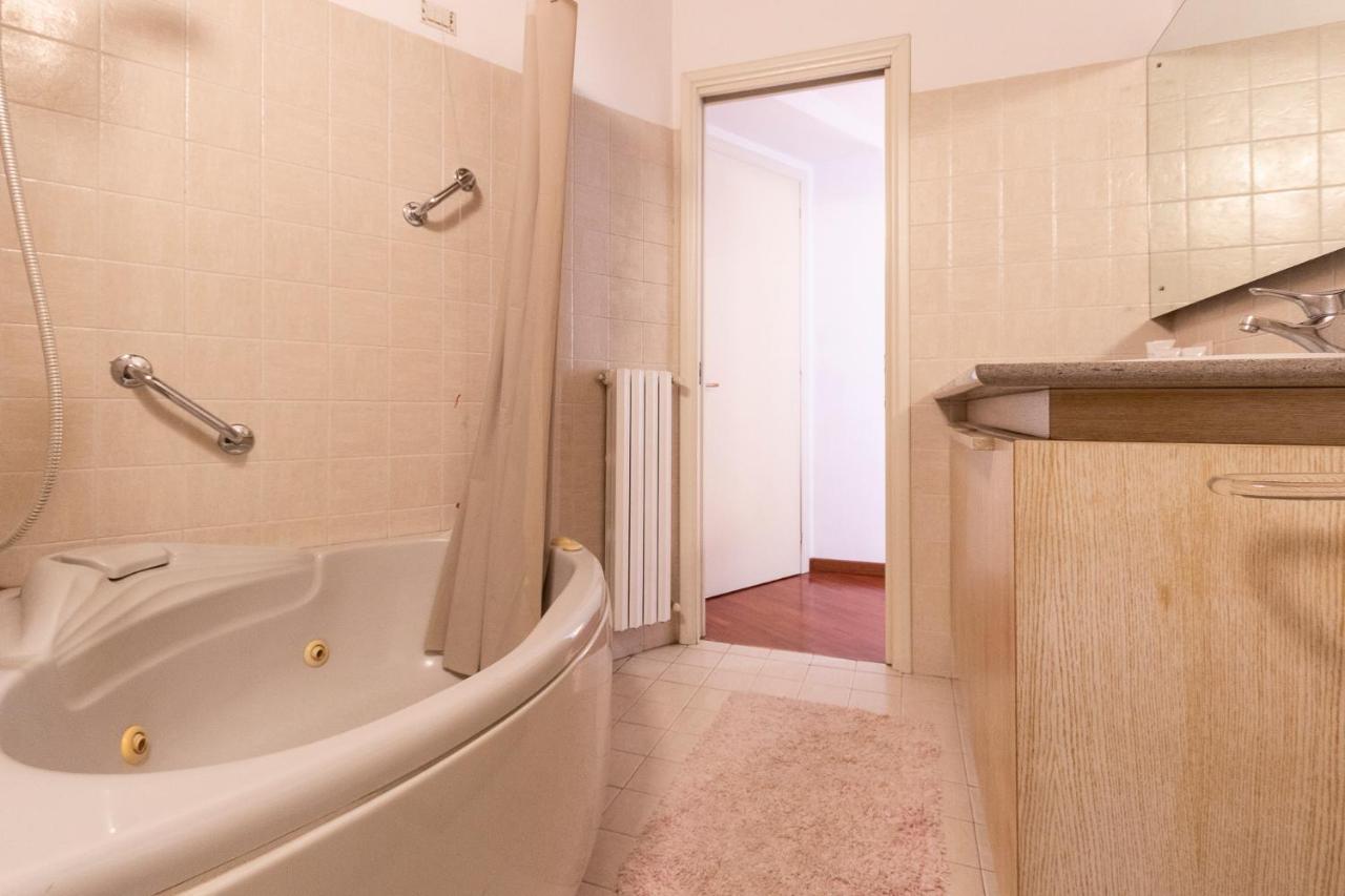 Anfiteatro Apartment In Brera Milan Bagian luar foto