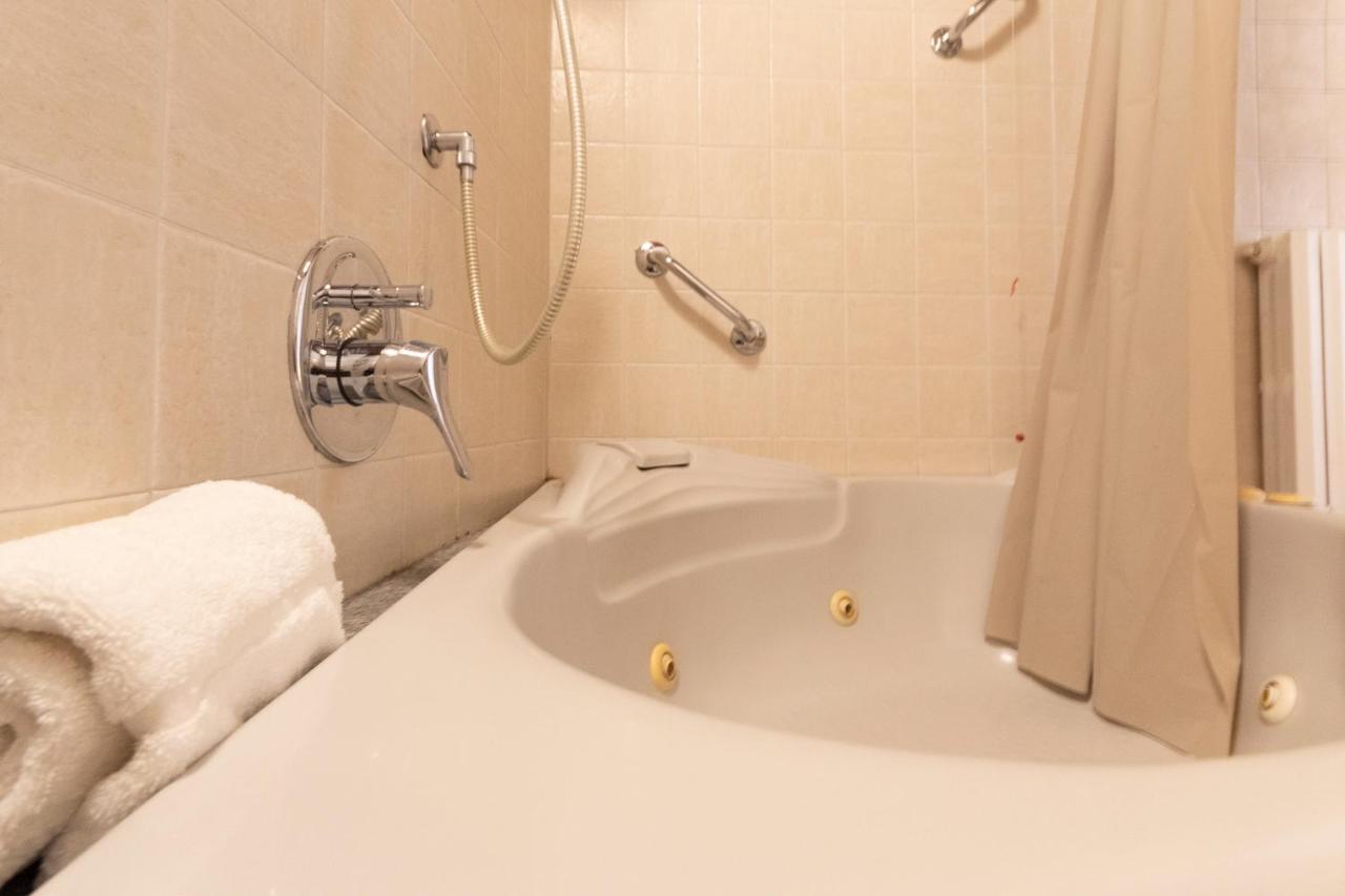 Anfiteatro Apartment In Brera Milan Bagian luar foto